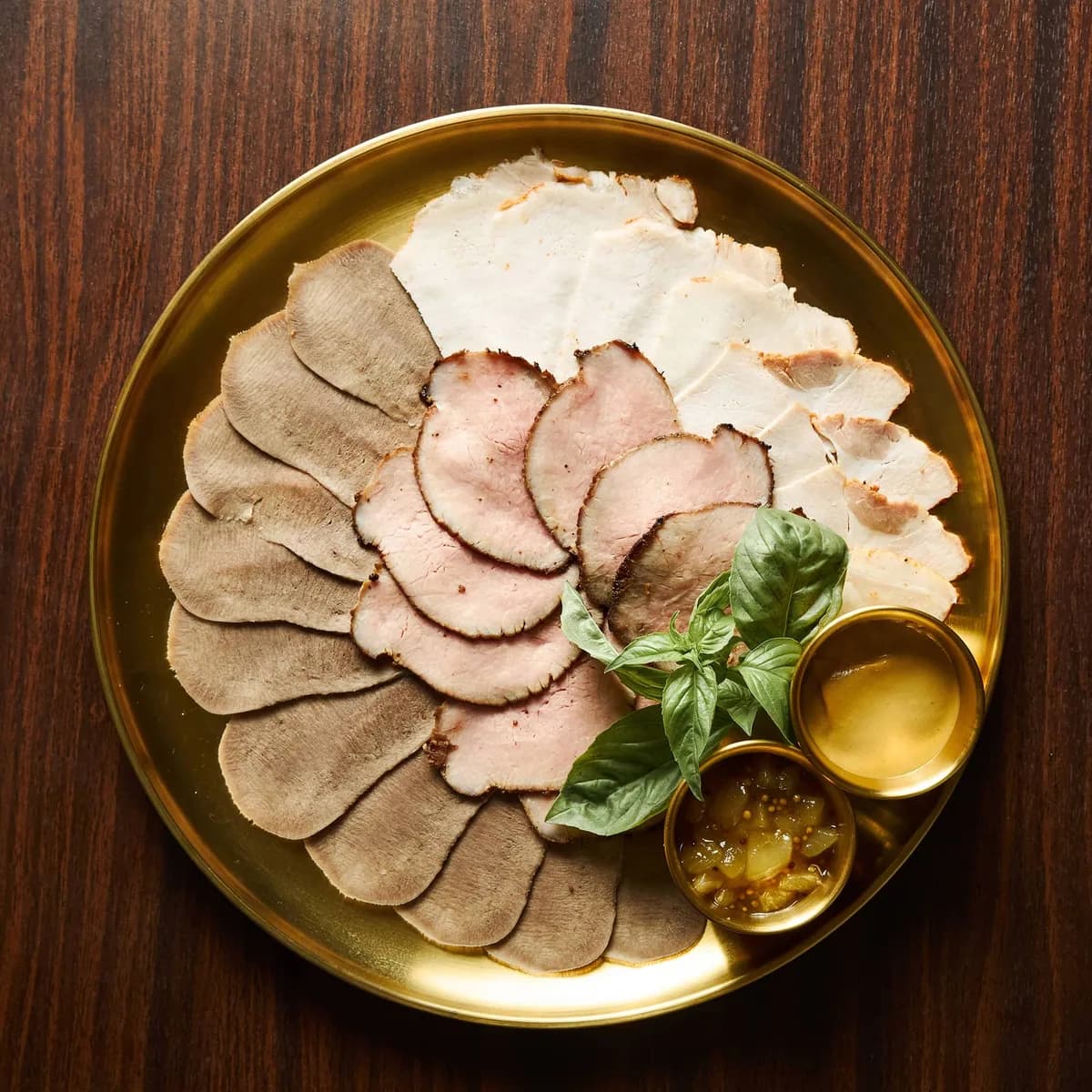 Ассорти мясных деликатесов